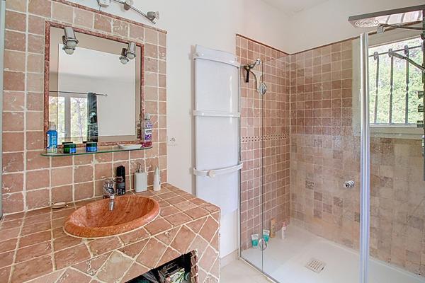 A VENDRE DRAGUIGNAN- Maison spacieuse avec PISCINE et terrain clos et arboré de 4000m² - Un véritable coup de coeur !