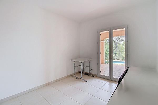 A VENDRE DRAGUIGNAN- Maison spacieuse avec PISCINE et terrain clos et arboré de 4000m² - Un véritable coup de coeur !