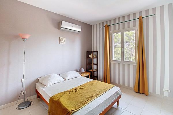 A VENDRE DRAGUIGNAN- Maison spacieuse avec PISCINE et terrain clos et arboré de 4000m² - Un véritable coup de coeur !