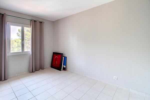 A VENDRE DRAGUIGNAN- Maison spacieuse avec PISCINE et terrain clos et arboré de 4000m² - Un véritable coup de coeur !