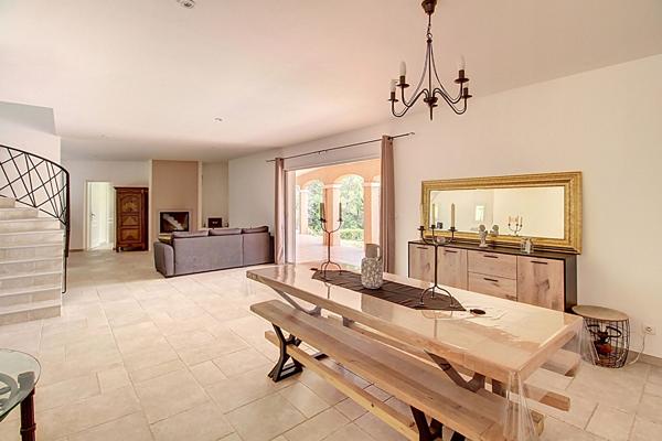 A VENDRE DRAGUIGNAN- Maison spacieuse avec PISCINE et terrain clos et arboré de 4000m² - Un véritable coup de coeur !