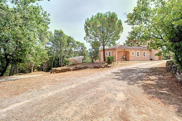 A VENDRE DRAGUIGNAN- Maison spacieuse avec PISCINE et terrain clos et arboré de 4000m² - Un véritable coup de coeur !