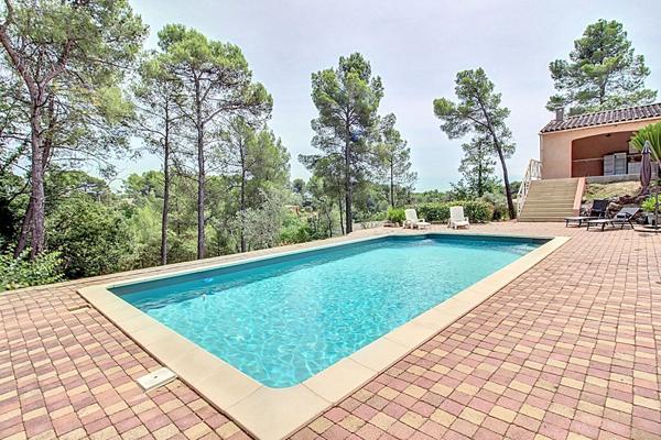 A VENDRE DRAGUIGNAN- Maison spacieuse avec PISCINE et terrain clos et arboré de 4000m² - Un véritable coup de coeur !