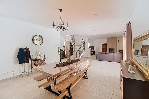 A VENDRE DRAGUIGNAN- Maison spacieuse avec PISCINE et terrain clos et arboré de 4000m² - Un véritable coup de coeur !