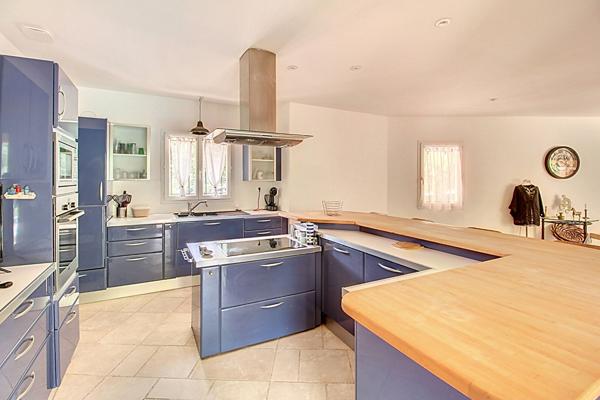 A VENDRE DRAGUIGNAN- Maison spacieuse avec PISCINE et terrain clos et arboré de 4000m² - Un véritable coup de coeur !