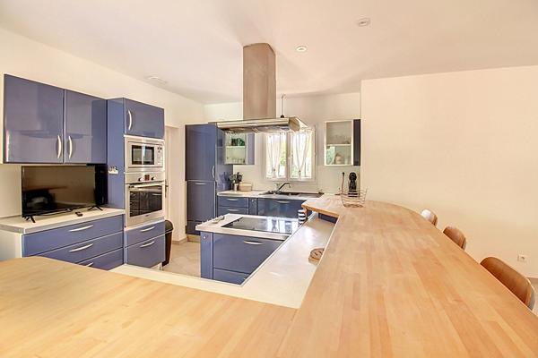 A VENDRE DRAGUIGNAN- Maison spacieuse avec PISCINE et terrain clos et arboré de 4000m² - Un véritable coup de coeur !