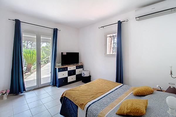A VENDRE DRAGUIGNAN- Maison spacieuse avec PISCINE et terrain clos et arboré de 4000m² - Un véritable coup de coeur !