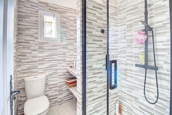 A VENDRE DRAGUIGNAN- Maison spacieuse avec PISCINE et terrain clos et arboré de 4000m² - Un véritable coup de coeur !