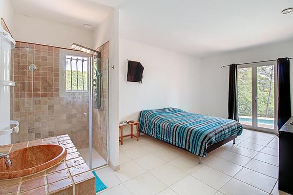 A VENDRE DRAGUIGNAN- Maison spacieuse avec PISCINE et terrain clos et arboré de 4000m² - Un véritable coup de coeur !