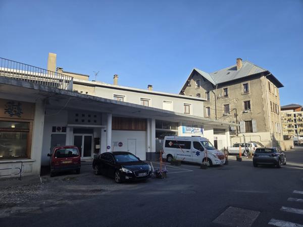 Entrepôts Centre Ville Briançon 667m2