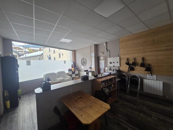 Entrepôts Centre Ville Briançon 667m2