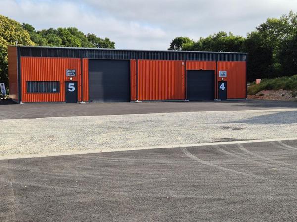 LORIENT NORD - LOCAL D'ACTIVITÉ NEUF / ENTREPÔT DE 195 M² + PARKING de 500 M² - ACCÈS POIDS LOURDS - SOUS DECENNALE