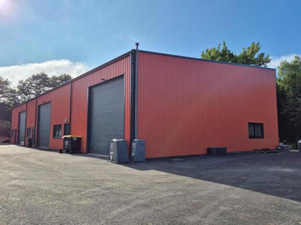 LORIENT NORD - LOCAL D'ACTIVITÉ NEUF / ENTREPÔT DE 195 M² + PARKING de 500 M² - ACCÈS POIDS LOURDS - SOUS DECENNALE