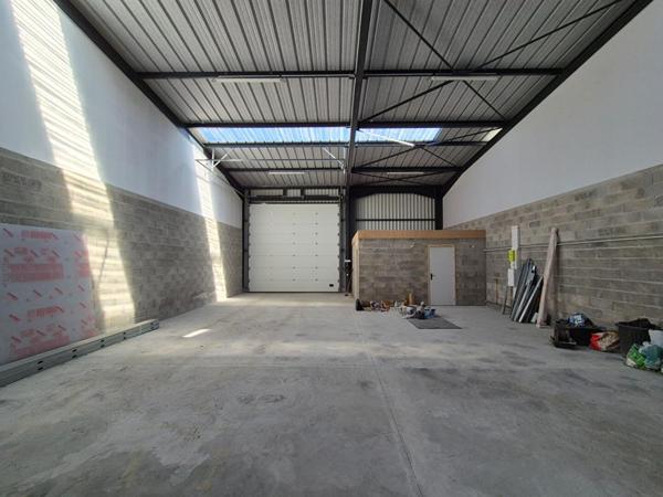 LORIENT NORD - LOCAL D'ACTIVITÉ NEUF / ENTREPÔT DE 195 M² + PARKING de 500 M² - ACCÈS POIDS LOURDS - SOUS DECENNALE