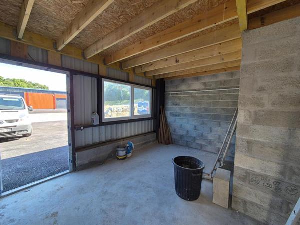 LORIENT NORD - LOCAL D'ACTIVITÉ NEUF / ENTREPÔT DE 195 M² + PARKING de 500 M² - ACCÈS POIDS LOURDS - SOUS DECENNALE