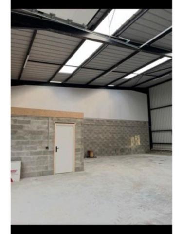 LORIENT NORD - LOCAL D'ACTIVITÉ NEUF / ENTREPÔT DE 195 M² + PARKING de 500 M² - ACCÈS POIDS LOURDS - SOUS DECENNALE