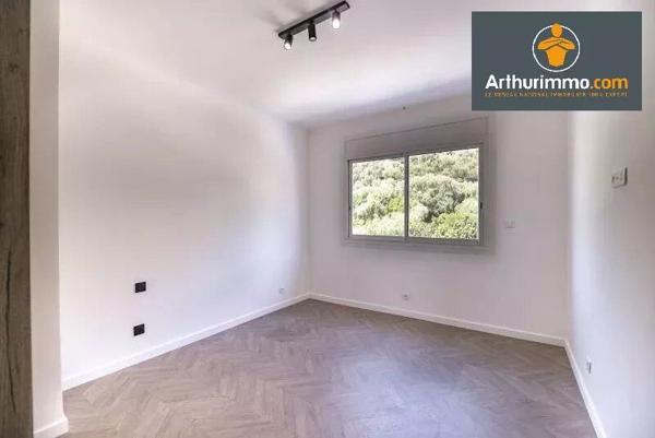 Vente                                                      Appartement
                        
                     3 pièces                      70 m2                     à Ajaccio