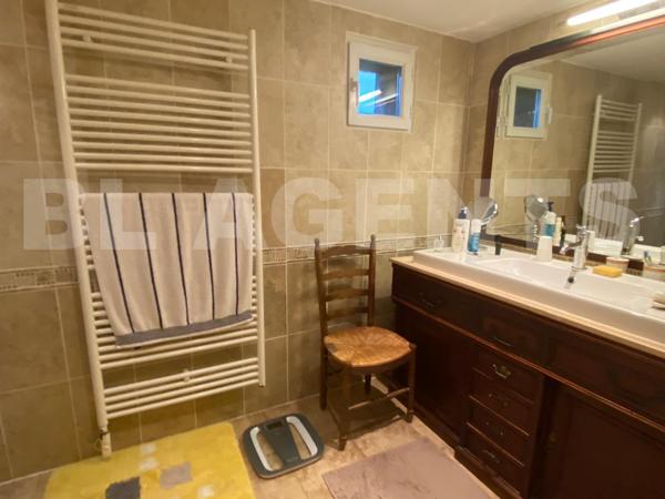 Authentique longère rénovée avec dépendances à Saint-Rémy-du-Val (72)