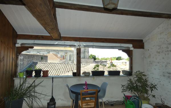 CENTRE MARENNES – BEL APPARTEMENT RENOVE AVEC TERRASSE COUVERTE