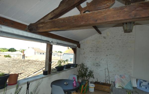 CENTRE MARENNES – BEL APPARTEMENT RENOVE AVEC TERRASSE COUVERTE