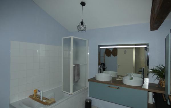CENTRE MARENNES – BEL APPARTEMENT RENOVE AVEC TERRASSE COUVERTE