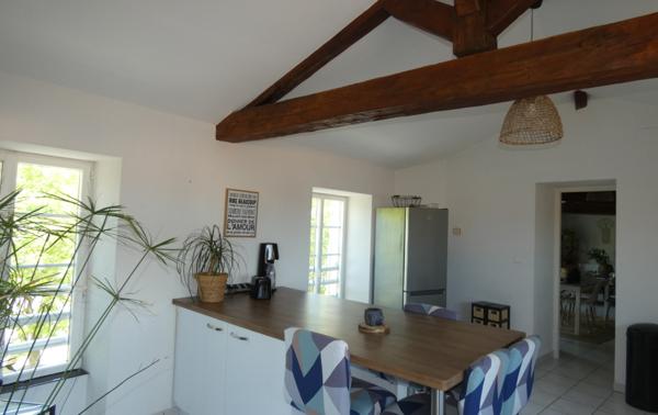 CENTRE MARENNES – BEL APPARTEMENT RENOVE AVEC TERRASSE COUVERTE