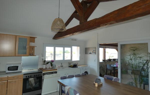 CENTRE MARENNES – BEL APPARTEMENT RENOVE AVEC TERRASSE COUVERTE