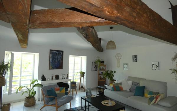 CENTRE MARENNES – BEL APPARTEMENT RENOVE AVEC TERRASSE COUVERTE