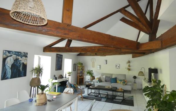 CENTRE MARENNES – BEL APPARTEMENT RENOVE AVEC TERRASSE COUVERTE