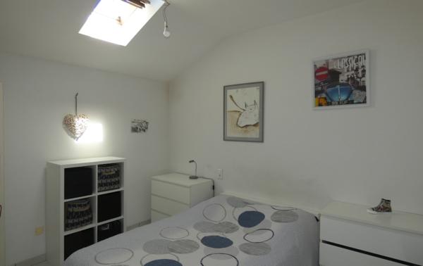 CENTRE MARENNES – BEL APPARTEMENT RENOVE AVEC TERRASSE COUVERTE
