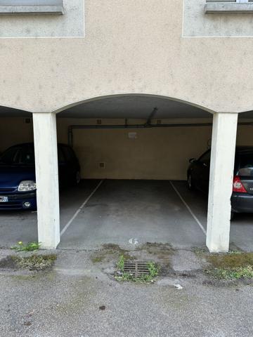 Parking
        
        - 0 m² 6 000 € *