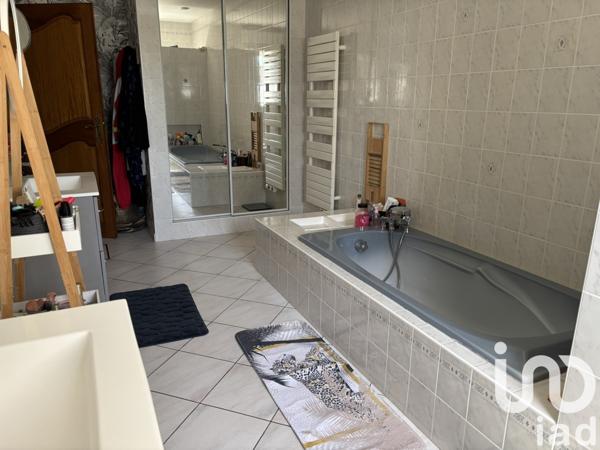 Maison 10 pièces de 214 m² à Loudun (86200)