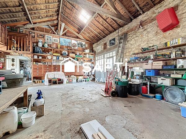 Potentiellement habitation, garage ou atelier avec jardin au centre de Luçon