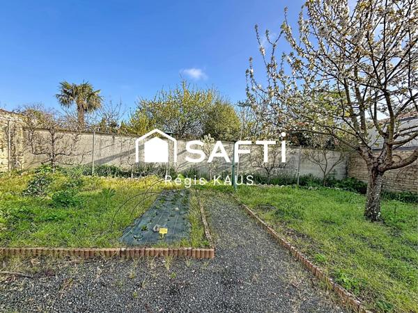 Potentiellement habitation, garage ou atelier avec jardin au centre de Luçon