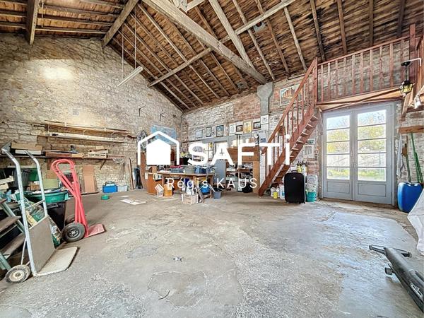 Potentiellement habitation, garage ou atelier avec jardin au centre de Luçon