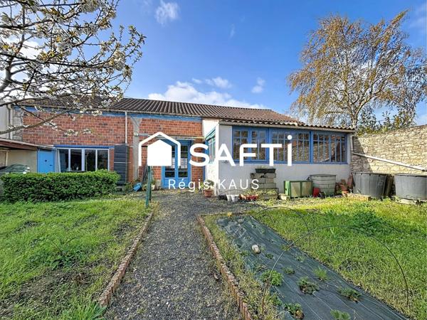 Potentiellement habitation, garage ou atelier avec jardin au centre de Luçon