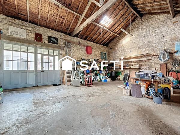 Potentiellement habitation, garage ou atelier avec jardin au centre de Luçon