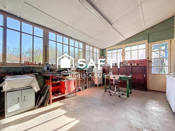 Potentiellement habitation, garage ou atelier avec jardin au centre de Luçon