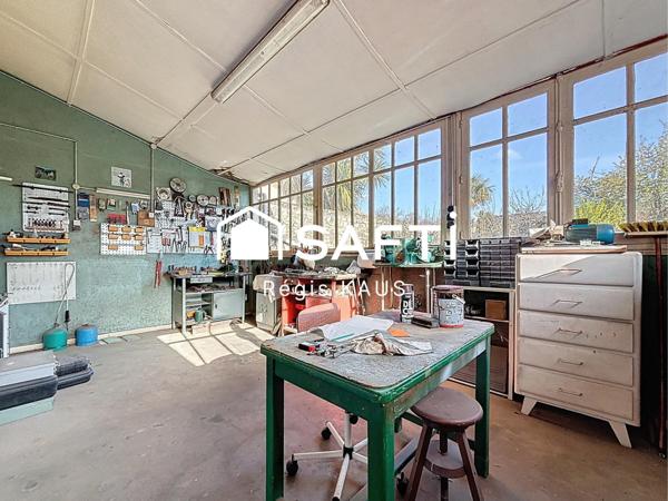 Potentiellement habitation, garage ou atelier avec jardin au centre de Luçon