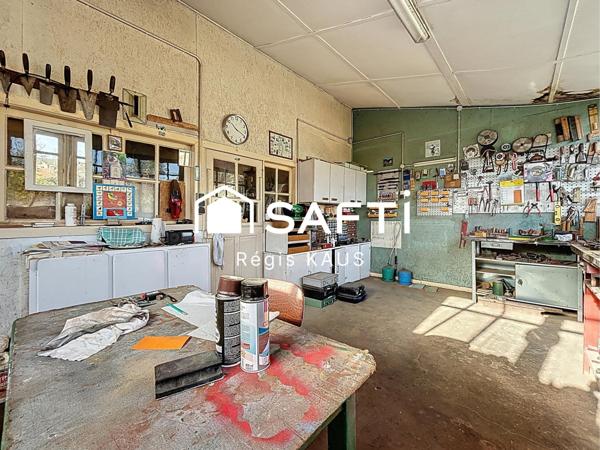 Potentiellement habitation, garage ou atelier avec jardin au centre de Luçon