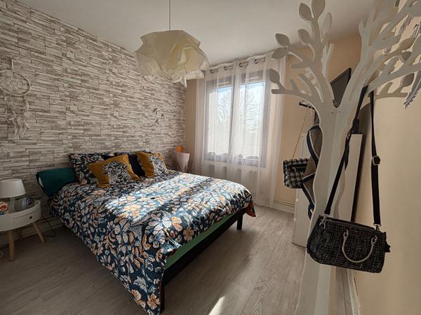 A vendre à ST JUST Appartement de 94.58 m² , 4 chambres, cave et garages