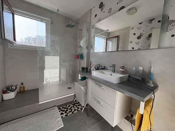 A vendre à ST JUST Appartement de 94.58 m² , 4 chambres, cave et garages