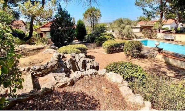 Villa T4 Marignane au pied de la Colline dans quartier recherché avec piscine et possibilité d'aménager une dépendance