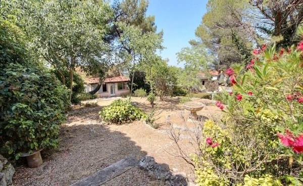 Villa T4 Marignane au pied de la Colline dans quartier recherché avec piscine et possibilité d'aménager une dépendance