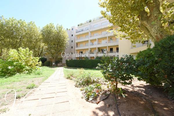 HYÈRES CENTRE-VILLE –  T2 DE 49 M² AVEC TERRASSE – ASCENSEUR 83400
