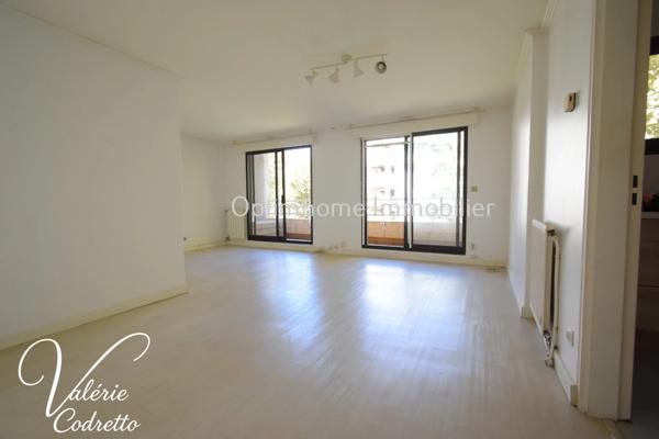 HYÈRES CENTRE-VILLE –  T2 DE 49 M² AVEC TERRASSE – ASCENSEUR 83400