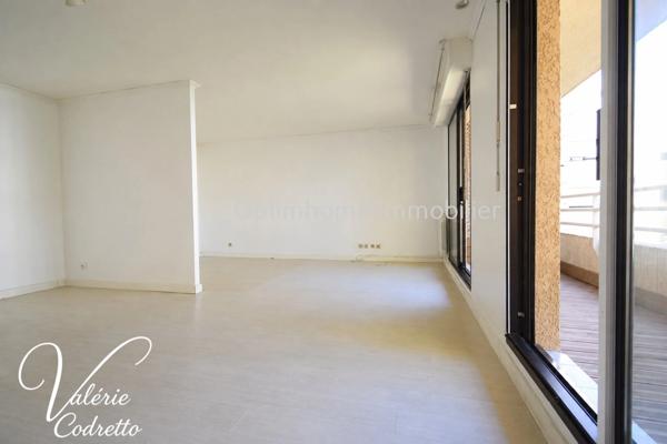 HYÈRES CENTRE-VILLE –  T2 DE 49 M² AVEC TERRASSE – ASCENSEUR 83400