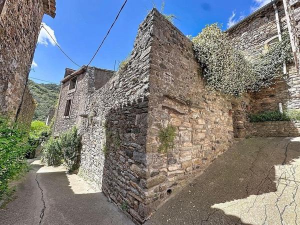 Une demeure du XVIIe siècle au cœur d’un village médiéval, avec plus de 100 m² d’extérieurs et un cachet exceptionnel.