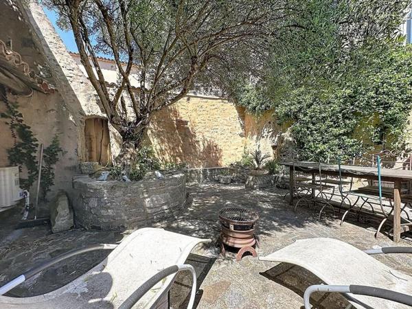 Une demeure du XVIIe siècle au cœur d’un village médiéval, avec plus de 100 m² d’extérieurs et un cachet exceptionnel.