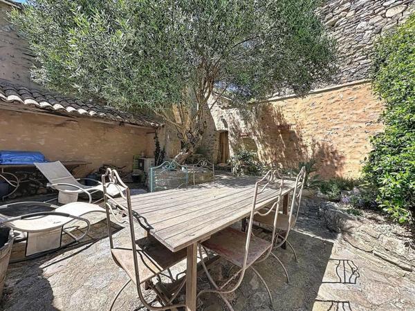 Une demeure du XVIIe siècle au cœur d’un village médiéval, avec plus de 100 m² d’extérieurs et un cachet exceptionnel.